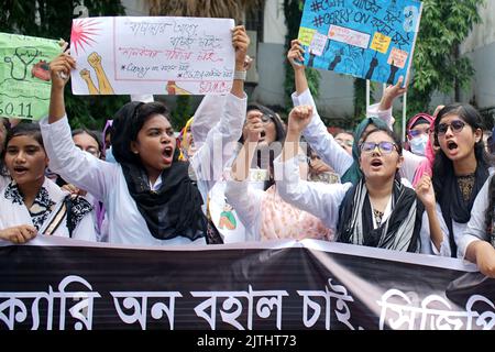 Sylhet, Sylhet, Bangladesh. 31st août 2022. Les étudiants de Sylhet M A G Osmani Medical College ont organisé une marche de protestation sur le campus de l'université exigeant le maintien et la fermeture de l'ACMG. (Image de crédit : © MD Akbar Ali/ZUMA Press Wire) Banque D'Images