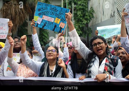 Sylhet, Sylhet, Bangladesh. 31st août 2022. Les étudiants de Sylhet M A G Osmani Medical College ont organisé une marche de protestation sur le campus de l'université exigeant le maintien et la fermeture de l'ACMG. (Image de crédit : © MD Akbar Ali/ZUMA Press Wire) Banque D'Images