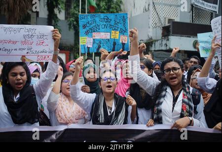 Sylhet, Sylhet, Bangladesh. 31st août 2022. Les étudiants de Sylhet M A G Osmani Medical College ont organisé une marche de protestation sur le campus de l'université exigeant le maintien et la fermeture de l'ACMG. (Image de crédit : © MD Akbar Ali/ZUMA Press Wire) Banque D'Images