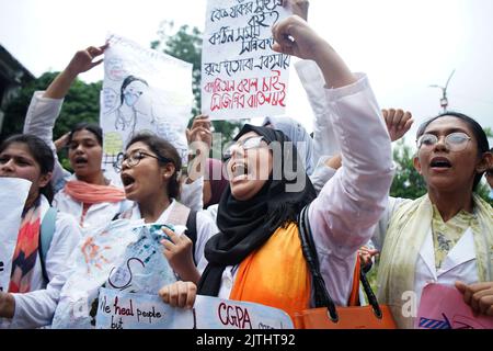 Sylhet, Sylhet, Bangladesh. 31st août 2022. Les étudiants de Sylhet M A G Osmani Medical College ont organisé une marche de protestation sur le campus de l'université exigeant le maintien et la fermeture de l'ACMG. (Image de crédit : © MD Akbar Ali/ZUMA Press Wire) Banque D'Images