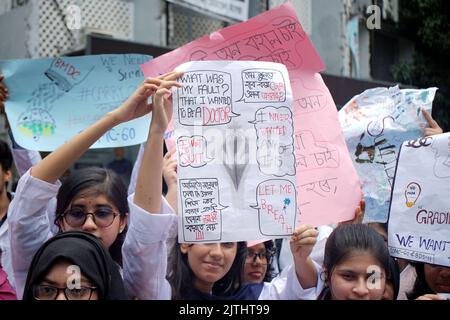 Sylhet, Sylhet, Bangladesh. 31st août 2022. Les étudiants de Sylhet M A G Osmani Medical College ont organisé une marche de protestation sur le campus de l'université exigeant le maintien et la fermeture de l'ACMG. (Image de crédit : © MD Akbar Ali/ZUMA Press Wire) Banque D'Images