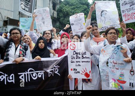 Sylhet, Sylhet, Bangladesh. 31st août 2022. Les étudiants de Sylhet M A G Osmani Medical College ont organisé une marche de protestation sur le campus de l'université exigeant le maintien et la fermeture de l'ACMG. (Image de crédit : © MD Akbar Ali/ZUMA Press Wire) Banque D'Images