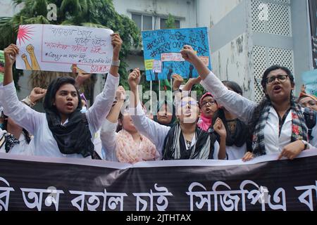 Sylhet, Sylhet, Bangladesh. 31st août 2022. Les étudiants de Sylhet M A G Osmani Medical College ont organisé une marche de protestation sur le campus de l'université exigeant le maintien et la fermeture de l'ACMG. (Image de crédit : © MD Akbar Ali/ZUMA Press Wire) Banque D'Images