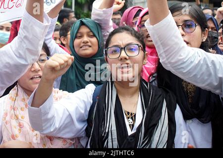 Sylhet, Sylhet, Bangladesh. 31st août 2022. Les étudiants de Sylhet M A G Osmani Medical College ont organisé une marche de protestation sur le campus de l'université exigeant le maintien et la fermeture de l'ACMG. (Image de crédit : © MD Akbar Ali/ZUMA Press Wire) Banque D'Images