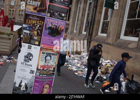 Des poubelles débordant lors de la grève des hommes des poubelles, à Édimbourg, en Écosse, le 30 août 2022. Banque D'Images