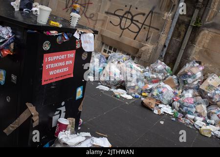 Des poubelles débordant lors de la grève des hommes des poubelles, à Édimbourg, en Écosse, le 30 août 2022. Banque D'Images