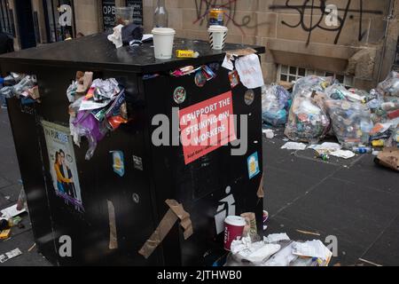 Des poubelles débordant lors de la grève des hommes des poubelles, à Édimbourg, en Écosse, le 30 août 2022. Banque D'Images