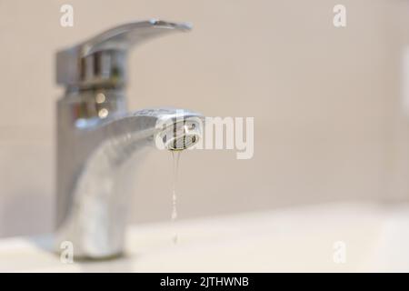 l'eau s'écoule de l'ancien mélangeur Banque D'Images