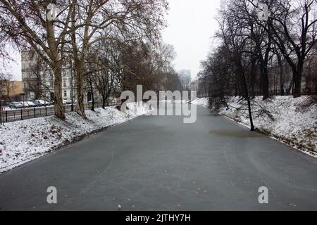 Canal gelé à Wroclaw. Banque D'Images