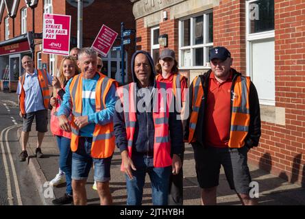 Billingshurst, West Sussex, Royaume-Uni, 31 août 2022. Les travailleurs postaux en grève qui sont membres du Syndicat des travailleurs de la communication (CWU) se trouvent sur une ligne de piquetage à l'extérieur du bureau de tri de Billingshurst. L'UCF affirme que 40 000 de ses membres sont en grève pour un meilleur salaire face à la flambée de l'inflation et à la crise du coût de la vie. Banque D'Images