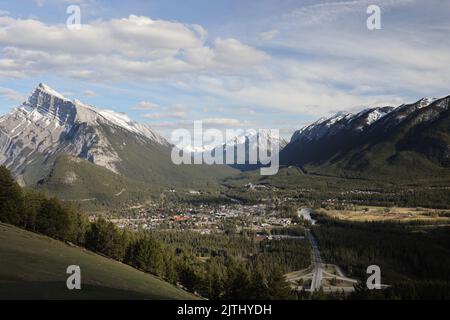 Vue magnifique sur la ville de Banff avec le mont Rundle, depuis le point de vue de Banff Banque D'Images