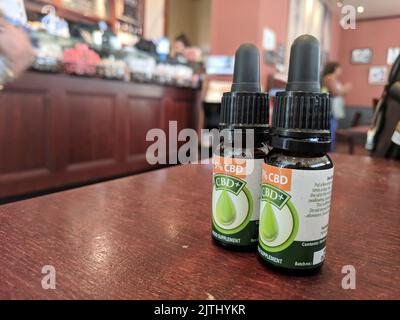 Deux bouteilles d'huile de CBD sur une table dans une barre, utilisées pour contrôler la douleur. Banque D'Images