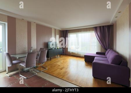 vue intérieure d'un appartement design de style violet salon Banque D'Images