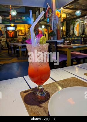 Cocktail dans un verre avec pailles sur une table à Kata Beach, Phuket, Thaïlande Banque D'Images