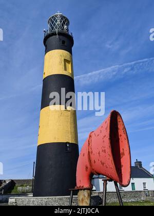 Corne de brume à la base du phare de Saint John's point, County Down, Irlande du Nord, Royaume-Uni, Royaume-Uni Banque D'Images