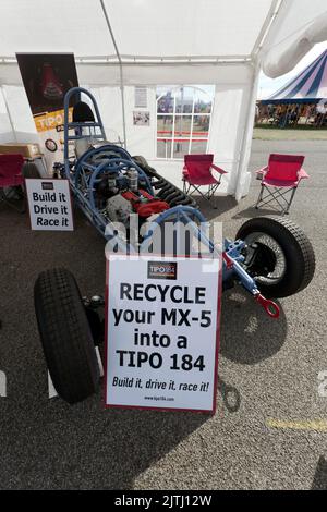 Le stand de ANT Anstead avec son kit voiture Tipo 184, Grand prix 1930 autoconstruit qui utilise une Mazda MX-5 comme voiture de donneur, au Silverstone Classic 2022 Banque D'Images