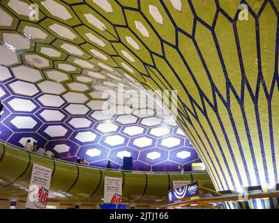 Impressionnant toit voûté à l'intérieur du salon des départs de l'aéroport international d'Abu Dhabi Banque D'Images