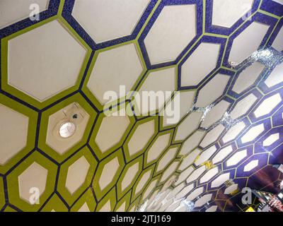 Impressionnant toit voûté à l'intérieur du salon des départs de l'aéroport international d'Abu Dhabi Banque D'Images