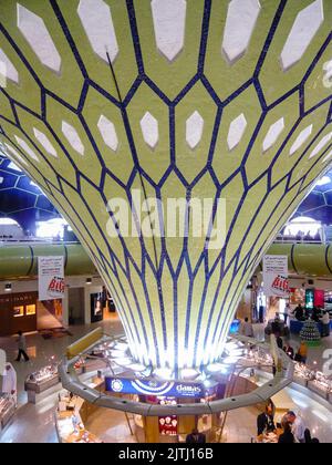 Impressionnant toit voûté à l'intérieur du salon des départs de l'aéroport international d'Abu Dhabi Banque D'Images