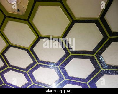 Impressionnant toit voûté à l'intérieur du salon des départs de l'aéroport international d'Abu Dhabi Banque D'Images