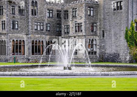 Fontaine dans les jardins du château d'Ashford, dans le comté de Mayo Banque D'Images