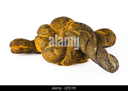 Graines de pavot utilisées dans les produits de boulangerie. Trois superbes pains de farine de blé blanc tressés fraîchement cuits et petits pains isolés sur fond blanc. Photo de haute qualité Banque D'Images