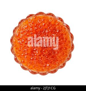 Caviar rouge dans un bol en verre isolé sur fond blanc. Plat en cristal plein de découpe de caviar de saumon kéta. Œufs de truite salés. Spécialités de poisson et de fruits de mer. Banque D'Images