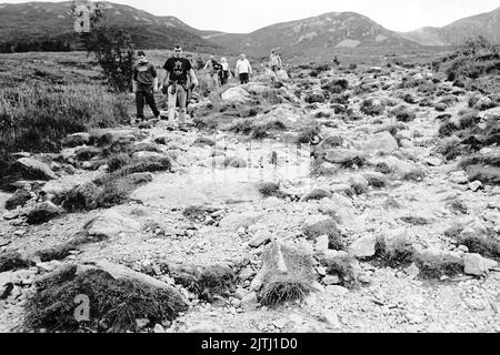 Film noir et blanc de 'Reek Sunday', un pèlerinage de guelling sur Croagh Patrick, comté de Mayo le dernier dimanche de juillet chaque année, pour visiter le lieu où Saint Patrick est resté pendant 40 jours, et d'où il aurait banni les lézards et les serpents d'Irlande. Banque D'Images