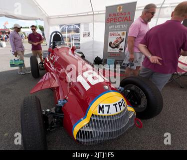 Le stand de ANT Anstead avec son kit voiture Tipo 184, Grand prix 1930 autoconstruit qui utilise une Mazda MX-5 comme voiture de donneur, au Silverstone Classic 2022 Banque D'Images