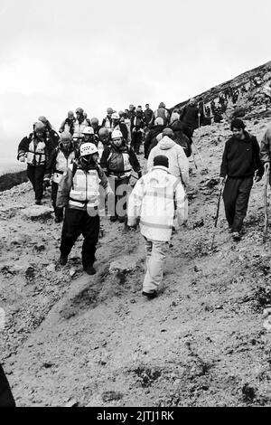 Film noir et blanc de 'Reek Sunday', un pèlerinage de guelling sur Croagh Patrick, comté de Mayo le dernier dimanche de juillet chaque année, pour visiter le lieu où Saint Patrick est resté pendant 40 jours, et d'où il aurait banni les lézards et les serpents d'Irlande. Banque D'Images