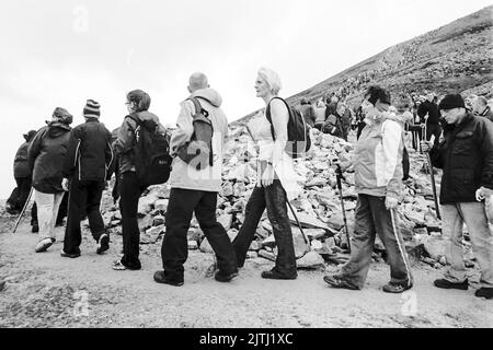 Film noir et blanc de 'Reek Sunday', un pèlerinage de guelling sur Croagh Patrick, comté de Mayo le dernier dimanche de juillet chaque année, pour visiter le lieu où Saint Patrick est resté pendant 40 jours, et d'où il aurait banni les lézards et les serpents d'Irlande. Banque D'Images