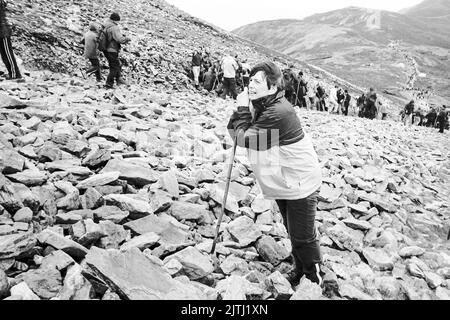 Film noir et blanc de 'Reek Sunday', un pèlerinage de guelling sur Croagh Patrick, comté de Mayo le dernier dimanche de juillet chaque année, pour visiter le lieu où Saint Patrick est resté pendant 40 jours, et d'où il aurait banni les lézards et les serpents d'Irlande. Banque D'Images