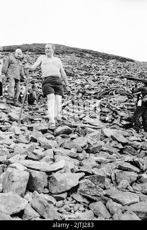 Film noir et blanc de 'Reek Sunday', un pèlerinage de guelling sur Croagh Patrick, comté de Mayo le dernier dimanche de juillet chaque année, pour visiter le lieu où Saint Patrick est resté pendant 40 jours, et d'où il aurait banni les lézards et les serpents d'Irlande. Banque D'Images