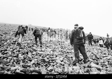 Film noir et blanc de 'Reek Sunday', un pèlerinage de guelling sur Croagh Patrick, comté de Mayo le dernier dimanche de juillet chaque année, pour visiter le lieu où Saint Patrick est resté pendant 40 jours, et d'où il aurait banni les lézards et les serpents d'Irlande. Banque D'Images