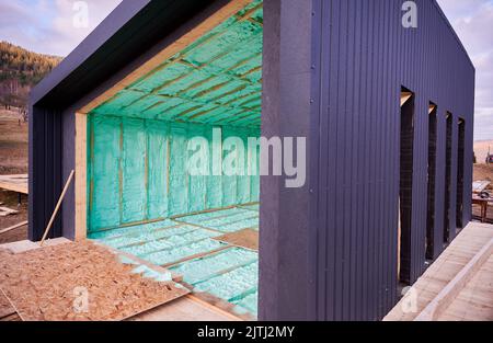 Maison en bois dans le style scandinave de barnhouse thermique isolée par mousse de polyuréthane. Concept de construction et d'isolation. Banque D'Images