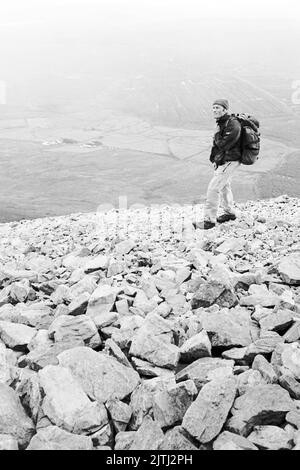 Film noir et blanc de 'Reek Sunday', un pèlerinage de guelling sur Croagh Patrick, comté de Mayo le dernier dimanche de juillet chaque année, pour visiter le lieu où Saint Patrick est resté pendant 40 jours, et d'où il aurait banni les lézards et les serpents d'Irlande. Banque D'Images