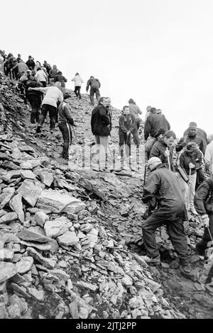 Film noir et blanc de 'Reek Sunday', un pèlerinage de guelling sur Croagh Patrick, comté de Mayo le dernier dimanche de juillet chaque année, pour visiter le lieu où Saint Patrick est resté pendant 40 jours, et d'où il aurait banni les lézards et les serpents d'Irlande. Banque D'Images