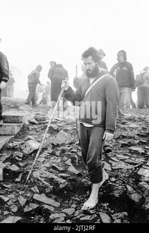 Film noir et blanc de 'Reek Sunday', un pèlerinage de guelling sur Croagh Patrick, comté de Mayo le dernier dimanche de juillet chaque année, pour visiter le lieu où Saint Patrick est resté pendant 40 jours, et d'où il aurait banni les lézards et les serpents d'Irlande. Banque D'Images