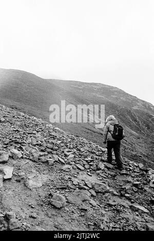 Film noir et blanc de 'Reek Sunday', un pèlerinage de guelling sur Croagh Patrick, comté de Mayo le dernier dimanche de juillet chaque année, pour visiter le lieu où Saint Patrick est resté pendant 40 jours, et d'où il aurait banni les lézards et les serpents d'Irlande. Banque D'Images