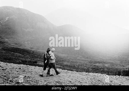 Film noir et blanc de 'Reek Sunday', un pèlerinage de guelling sur Croagh Patrick, comté de Mayo le dernier dimanche de juillet chaque année, pour visiter le lieu où Saint Patrick est resté pendant 40 jours, et d'où il aurait banni les lézards et les serpents d'Irlande. Banque D'Images