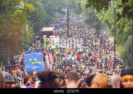 Londres, Royaume-Uni. 29th août 2022. La foule s'emboîte dans les rues le deuxième jour alors que le carnaval de Notting Hill revient après deux ans d'absence. Banque D'Images