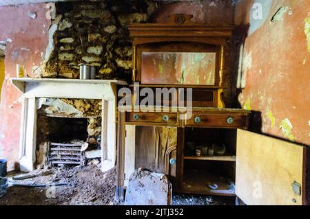 Séjour à l'intérieur d'une ferme abandonnée, comté de Galway, Irlande Banque D'Images