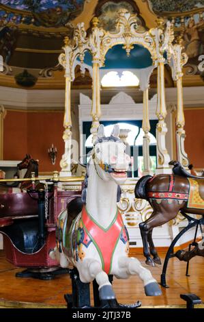 Chevaux traditionnels en bois sur un manège, Vidampark, Budapest, Hongrie Banque D'Images