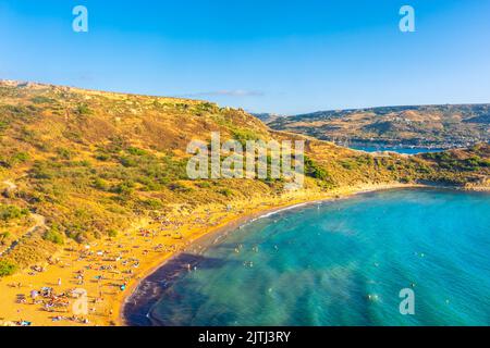 Ghajn Tuffieha Beach au coucher du soleil, dans la baie d'Or de Malte Banque D'Images