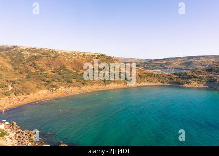 Ghajn Tuffieha Beach au coucher du soleil, dans la baie d'Or de Malte Banque D'Images