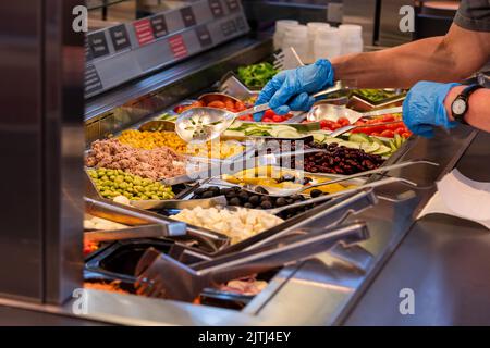 Choix de plats sous forme de buffet. Buffet de salades fraîches avec une variété de légumes frais, table de légumes pour les clients à choisir dans un supermarché ou un restau Banque D'Images