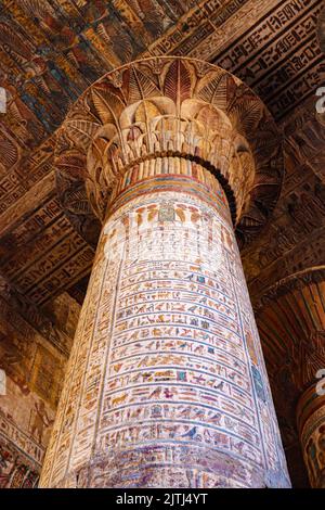 Colonnes colorées de l'ancien temple de Khnum à Esna, Louxor, Égypte Banque D'Images