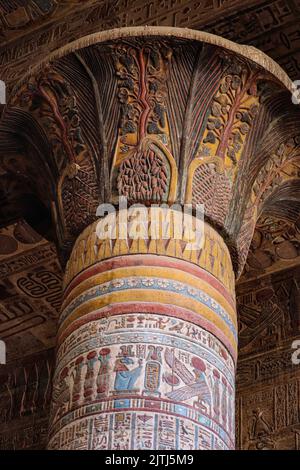 Colonnes colorées de l'ancien temple de Khnum à Esna, Louxor, Égypte Banque D'Images