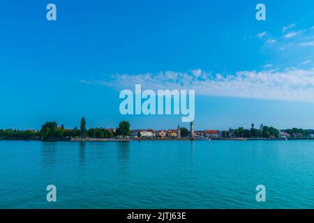 Allemagne, le phare du port de bodensee lindau et la vieille ville depuis le bord de l'eau vue panoramique en été Banque D'Images