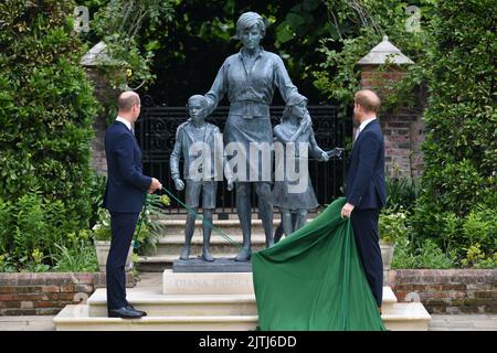 Photo du dossier datée du 01/07/21, du duc de Cambridge (à gauche) et du duc de Sussex, regardez une statue qu'ils ont commandée de leur mère Diana, la princesse de Galles, dans le jardin submergé du Palais de Kensington, à Londres, qui marque aujourd'hui le 25th anniversaire de sa mort. Date de la photo: Mercredi 31 août 2022. Banque D'Images